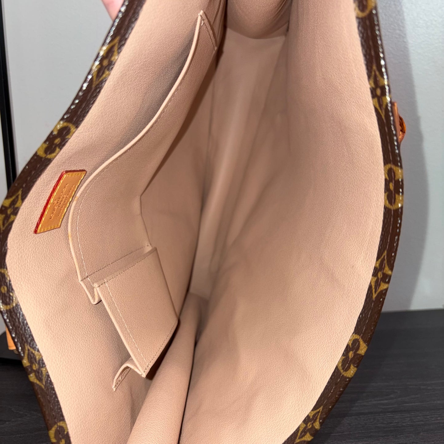 #044 LOUIS VUITTON Sac Plat