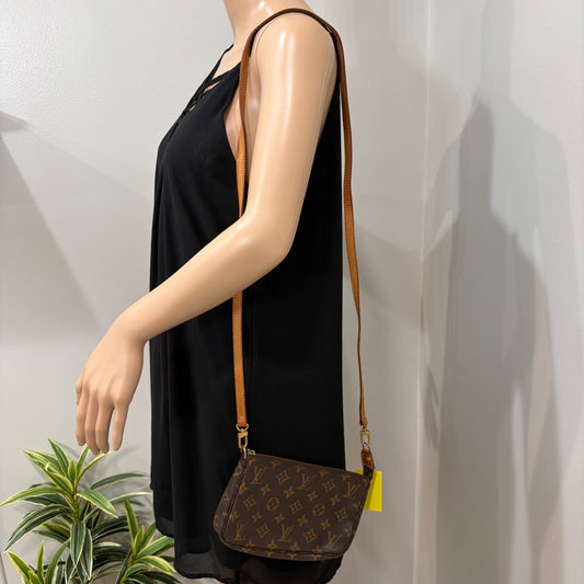 LOUIS VUITTON Pochette Crossbody
