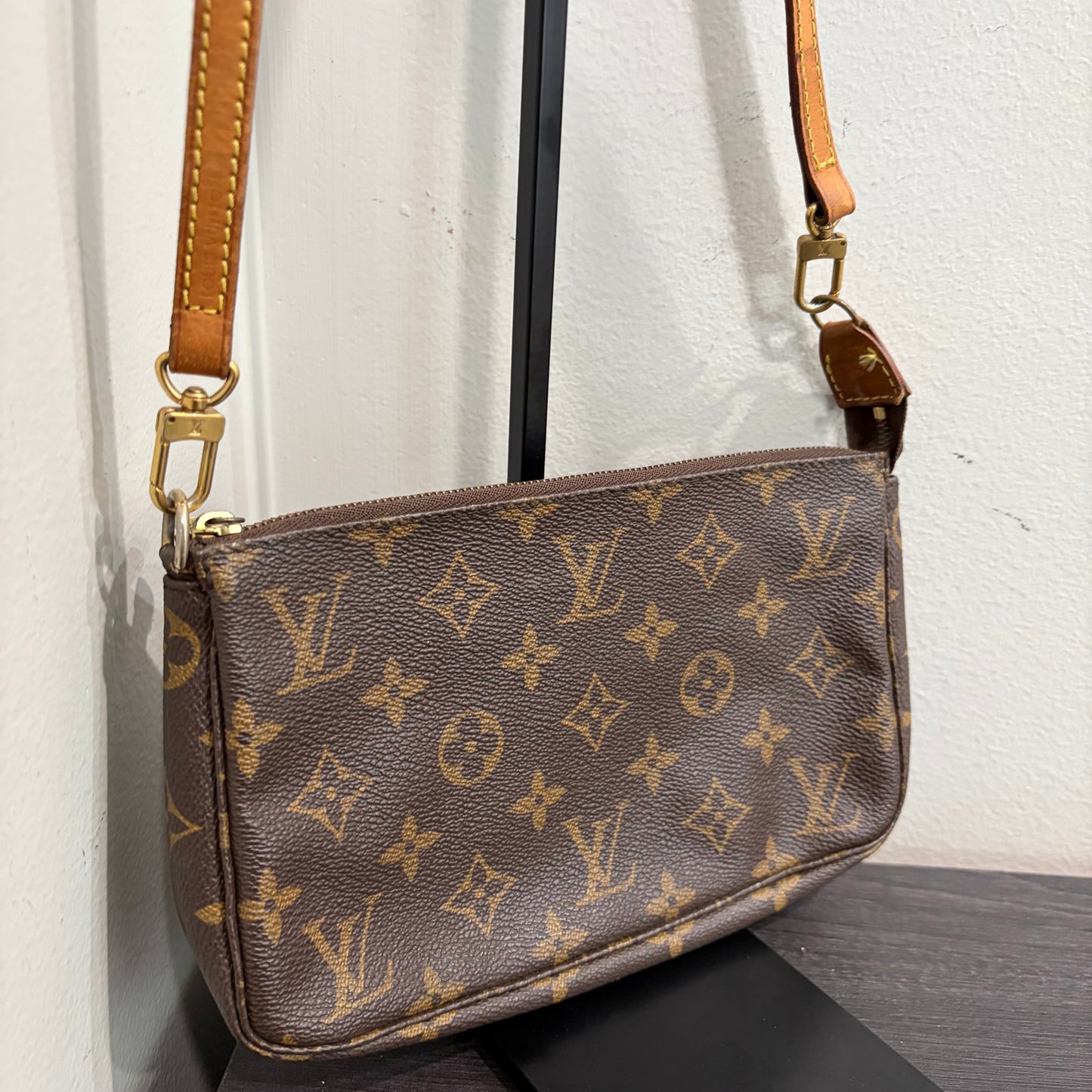 LOUIS VUITTON Pochette Crossbody