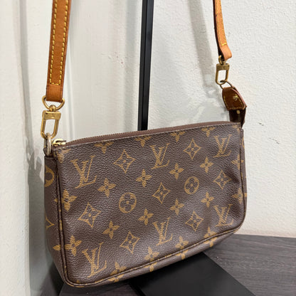 LOUIS VUITTON Pochette Crossbody