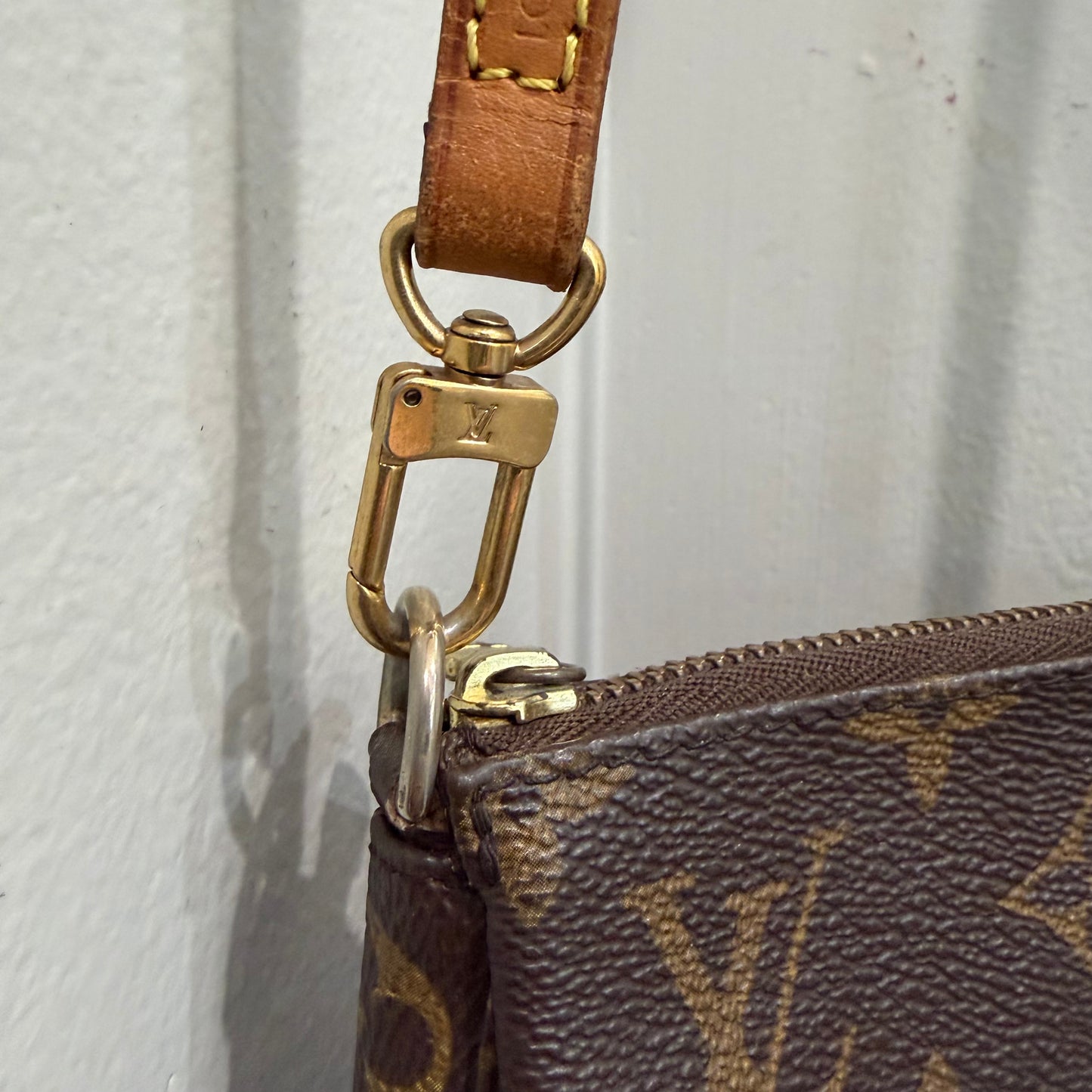 LOUIS VUITTON Pochette Crossbody