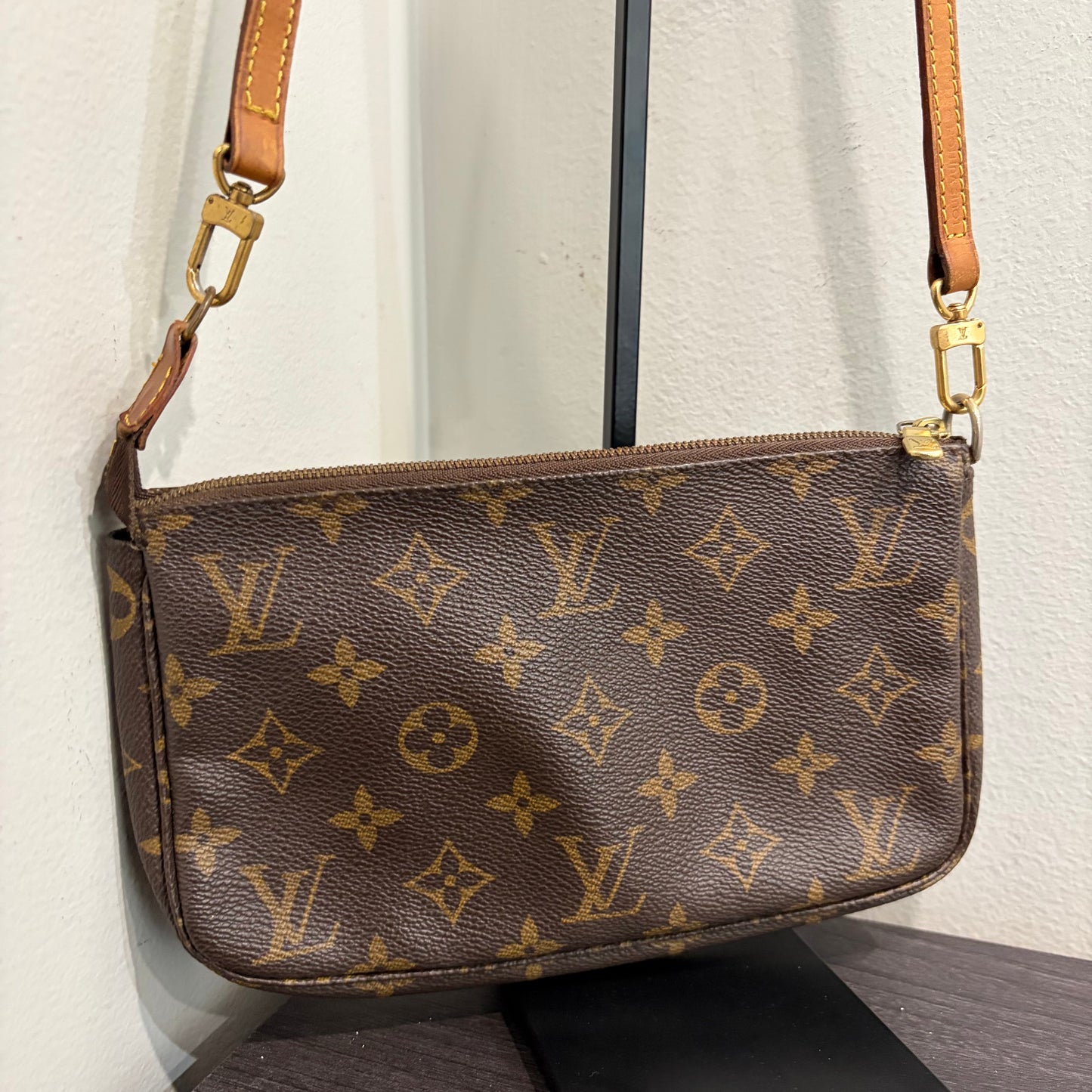 LOUIS VUITTON Pochette Crossbody