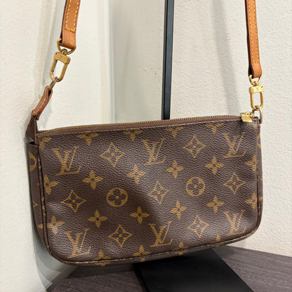 LOUIS VUITTON Pochette Crossbody