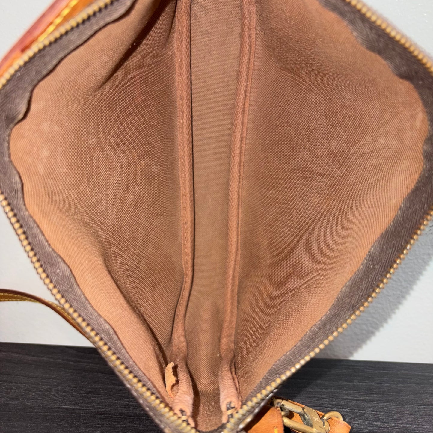 LOUIS VUITTON Pochette Crossbody