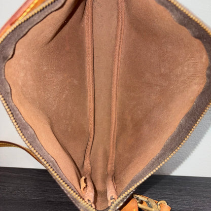 LOUIS VUITTON Pochette Crossbody