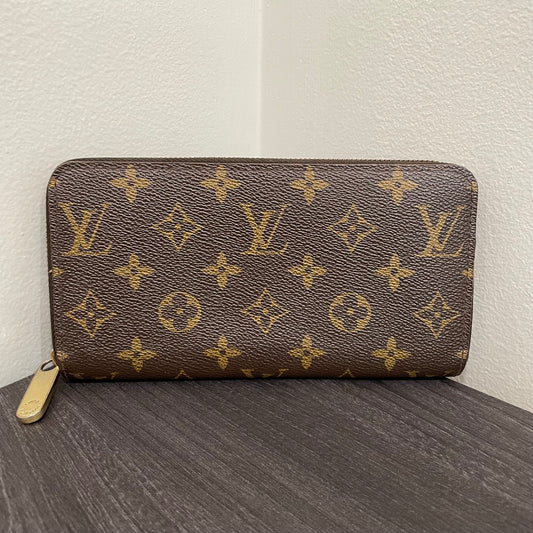 SOLD! Louis Vuitton Zippy Wallet