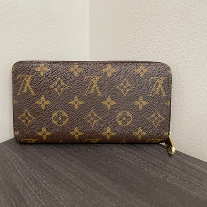 SOLD! Louis Vuitton Zippy Wallet