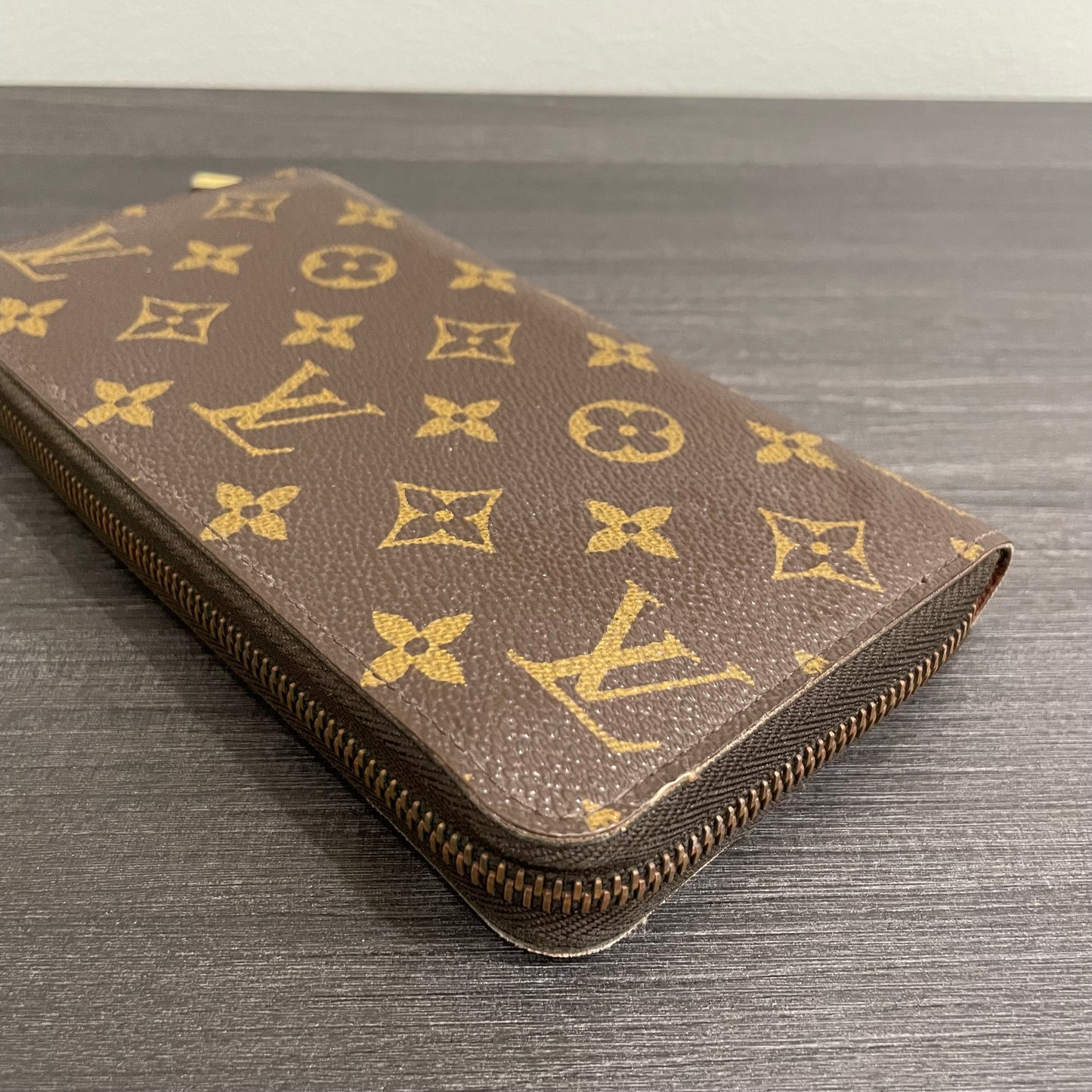 SOLD! Louis Vuitton Zippy Wallet