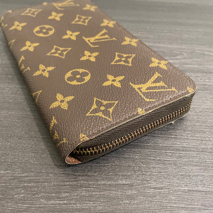 SOLD! Louis Vuitton Zippy Wallet