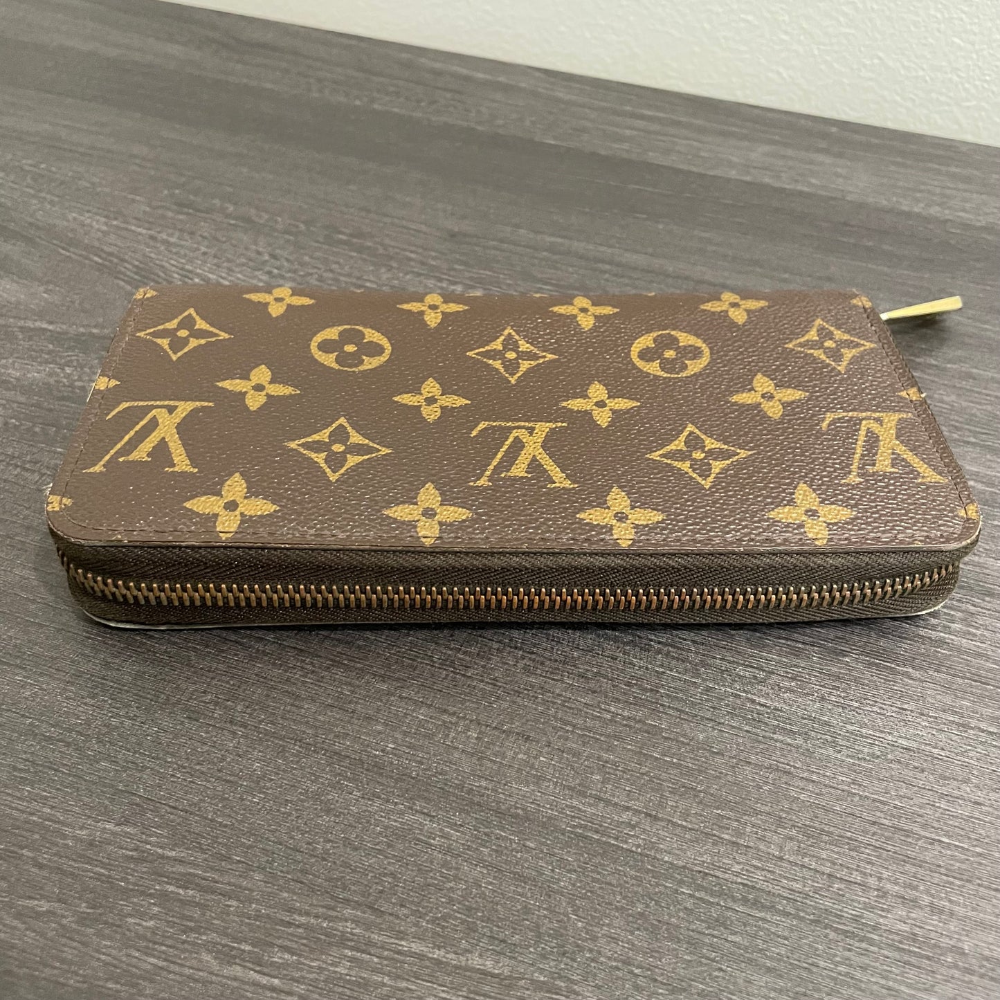 SOLD! Louis Vuitton Zippy Wallet