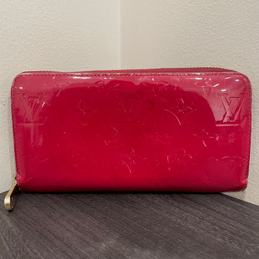 LOUIS VUITTON Vernis Red Zippy Wallet
