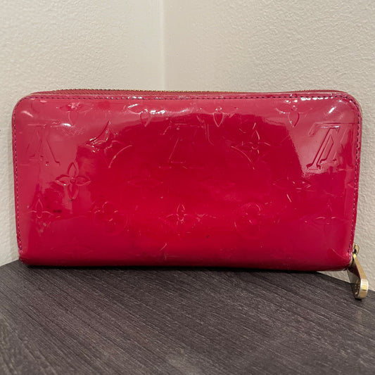 LOUIS VUITTON Vernis Red Zippy Wallet