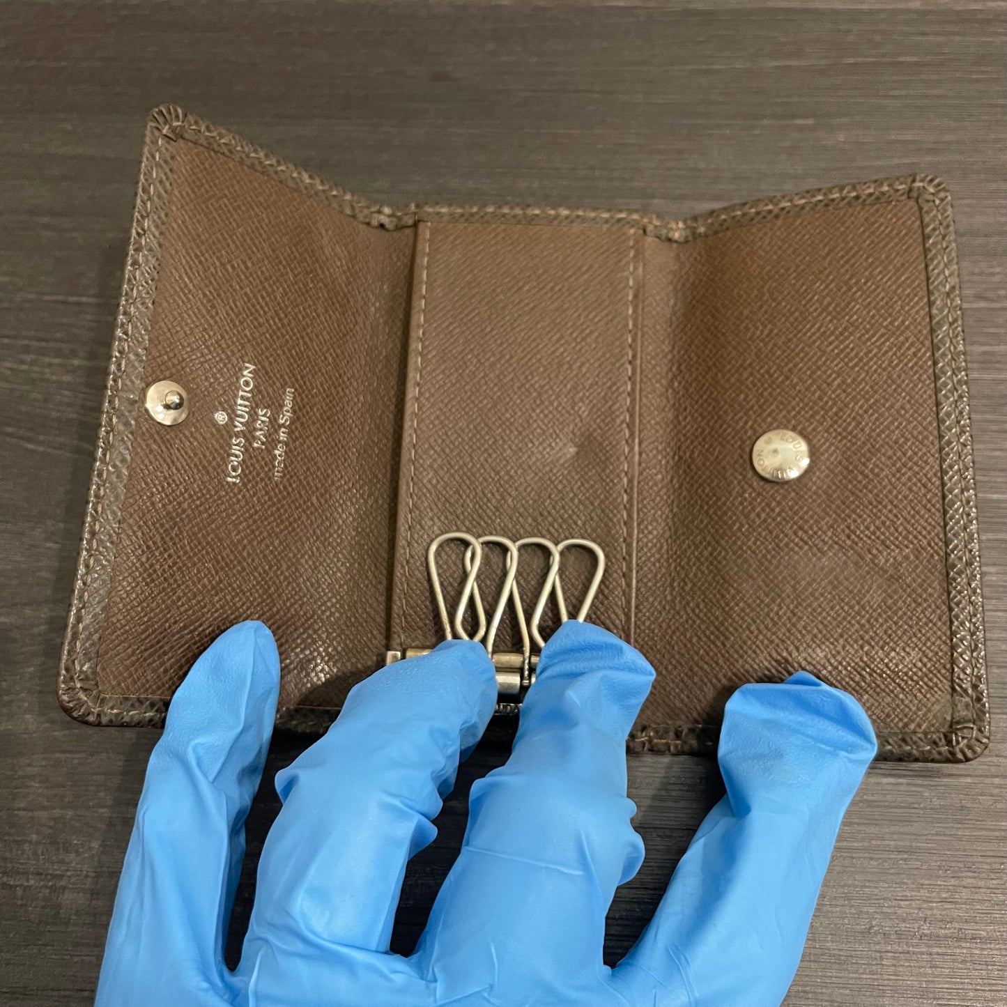 LOUIS VUITTON Brown Leather Key Case (4 Rings)