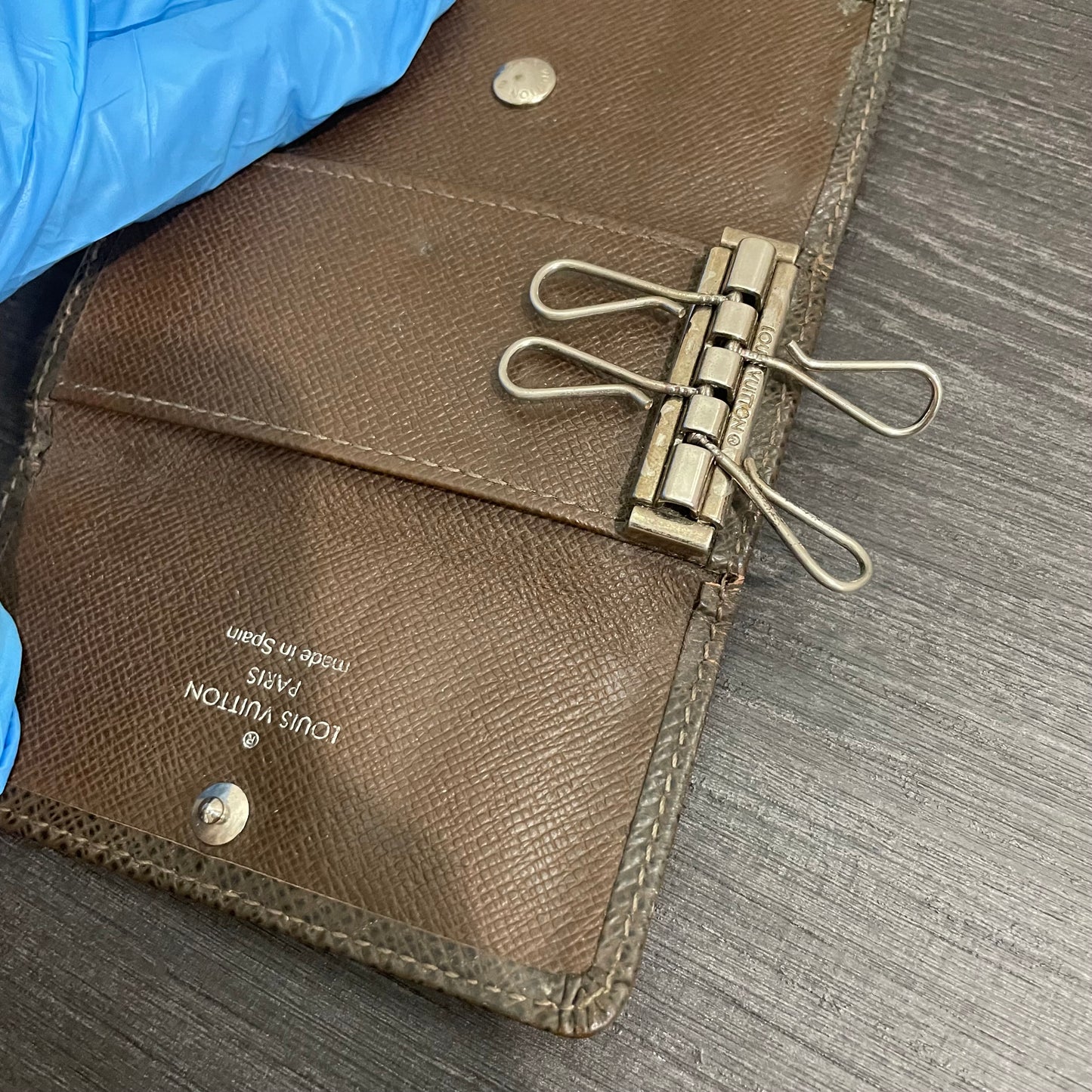 LOUIS VUITTON Brown Leather Key Case (4 Rings)