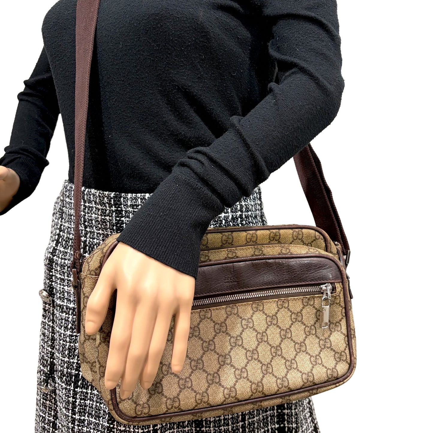 LUX CLUB November Giveaway Prize! GUCCI GG Supreme Messenger