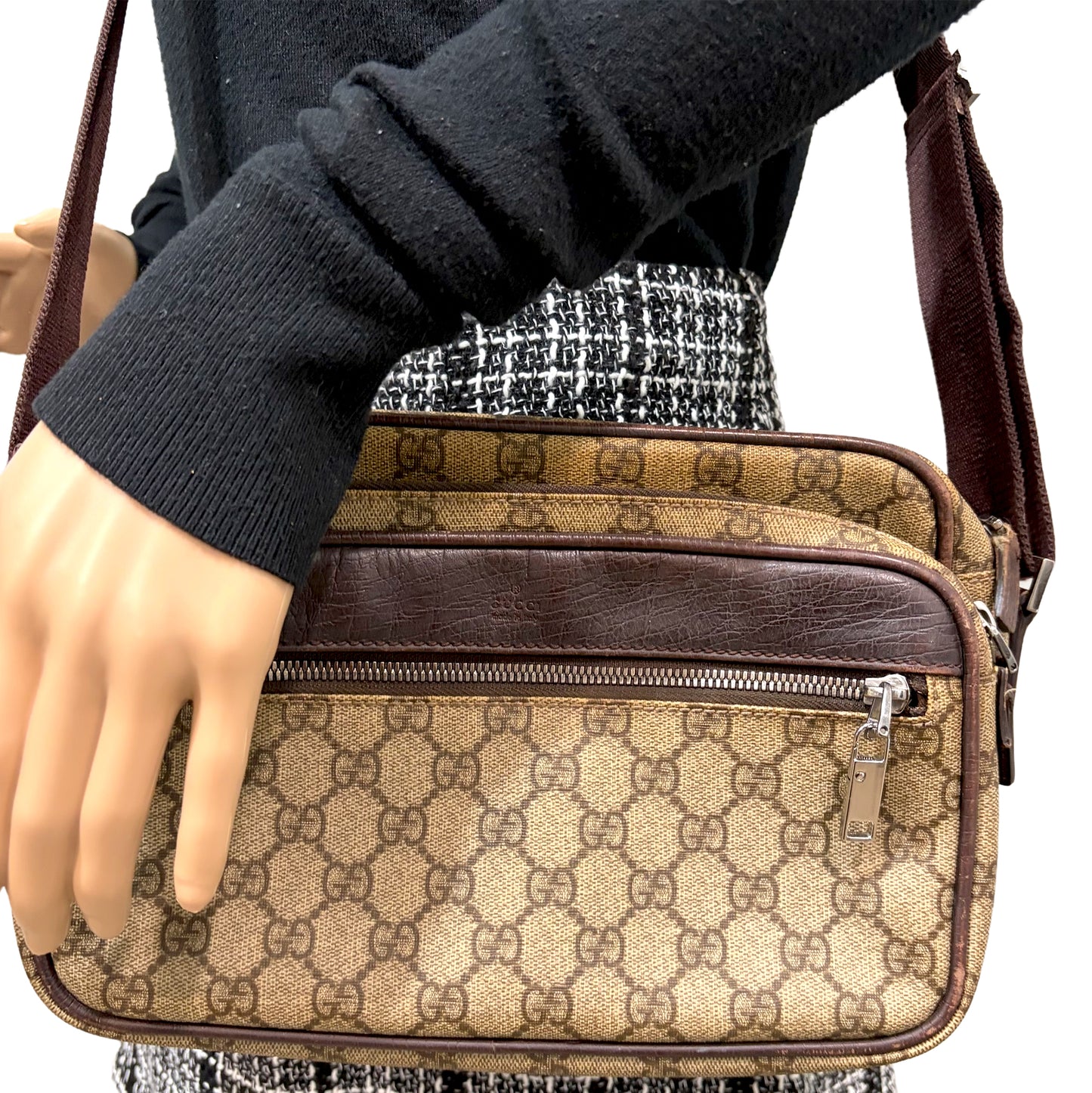 LUX CLUB November Giveaway Prize! GUCCI GG Supreme Messenger