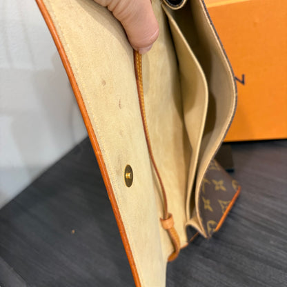 #1126 LOUIS VUITTON Monogram Twin GM