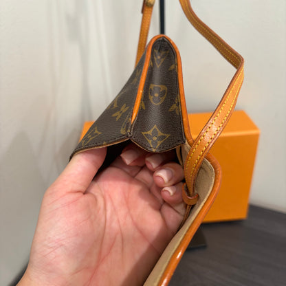 #1126 LOUIS VUITTON Monogram Twin GM