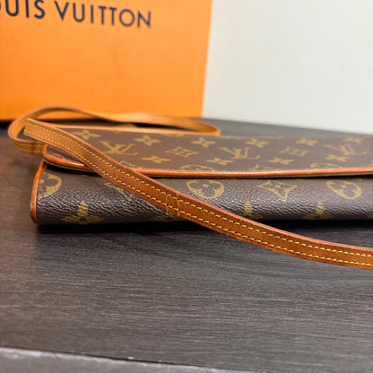 #1126 LOUIS VUITTON Monogram Twin GM