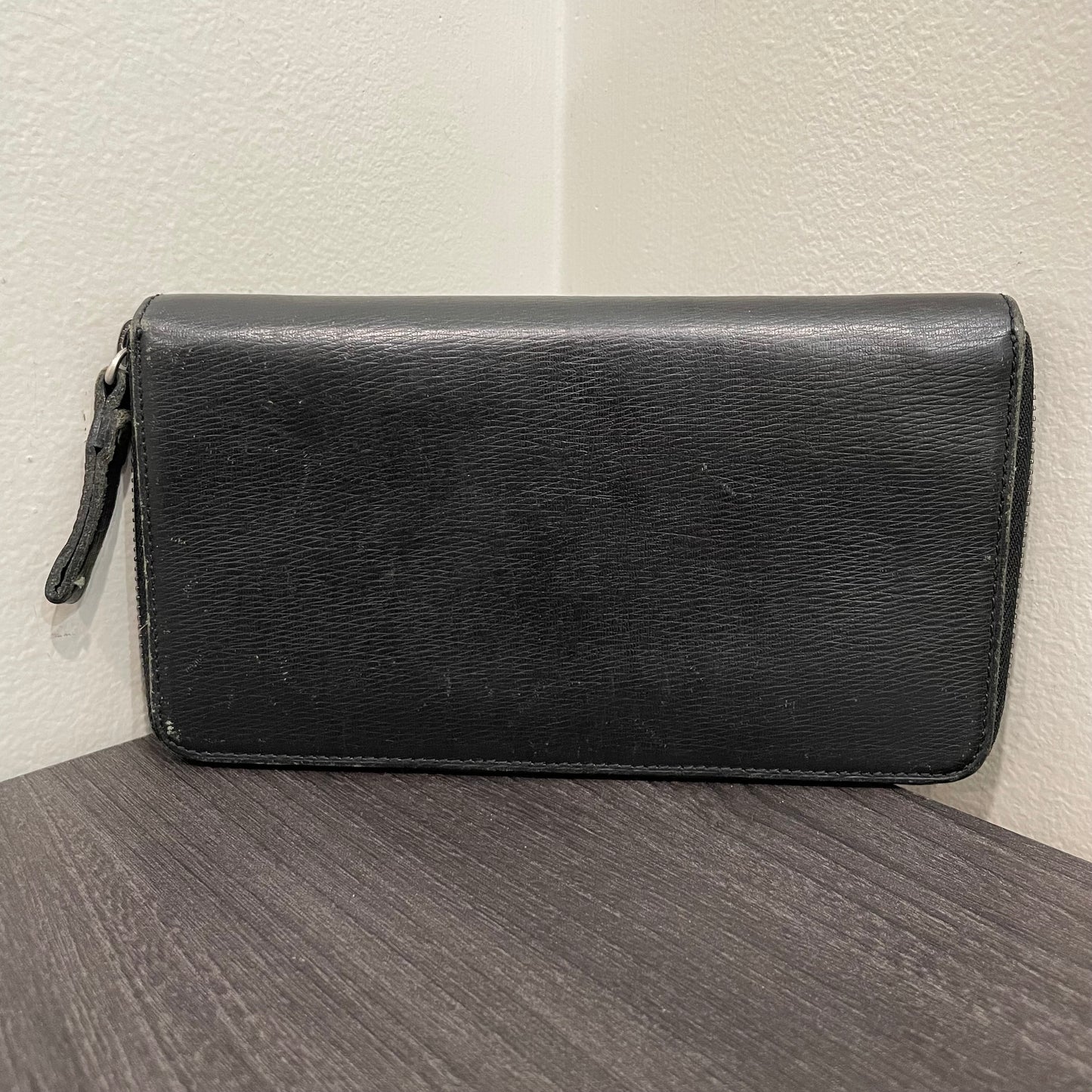 #141 BURBERRY Black Leather Zippy Wallet
