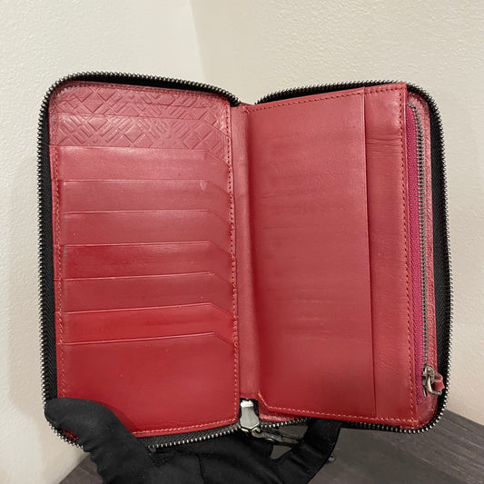 #141 BURBERRY Black Leather Zippy Wallet