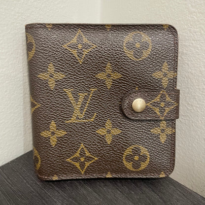 #155 LOUIS VUITTON Monogram Compact Wallet