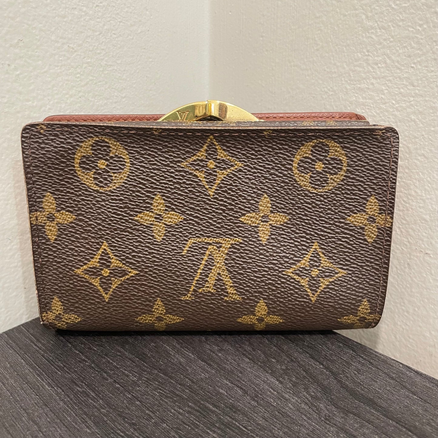 #162 LOUIS VUITTON Monogram Compact Wallet with Kiss Clasp