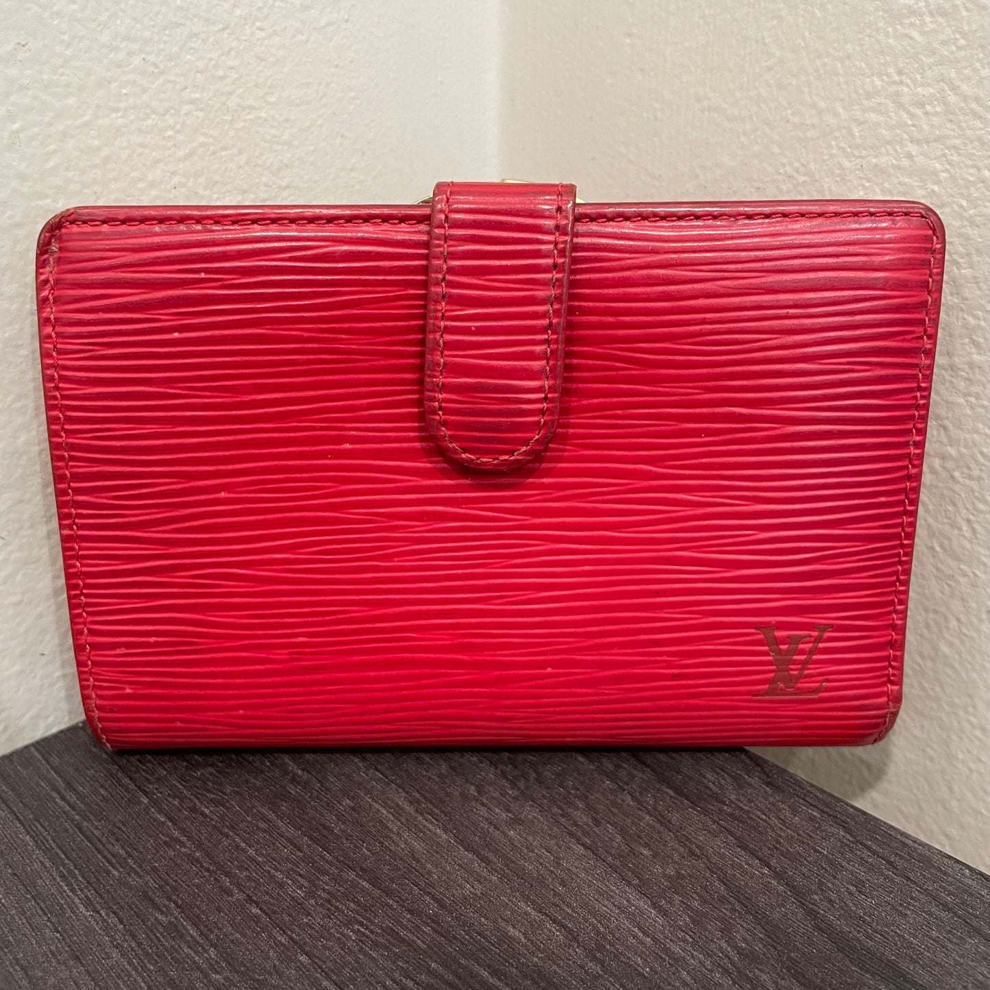 #163 LOUIS VUITTON Red Epi Leather Compact Wallet with Kiss Clasp