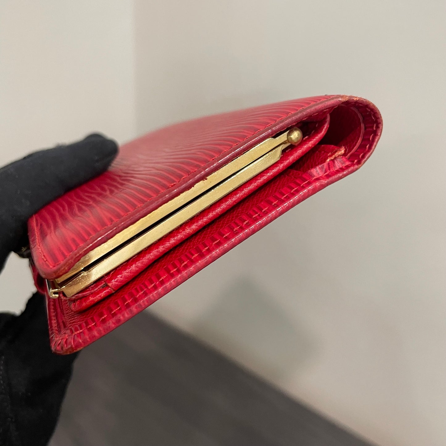 #163 LOUIS VUITTON Red Epi Leather Compact Wallet with Kiss Clasp