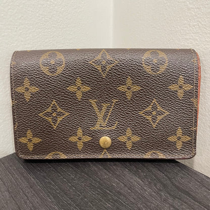 #164 LOUIS VUITTON Monogram Compact Wallet