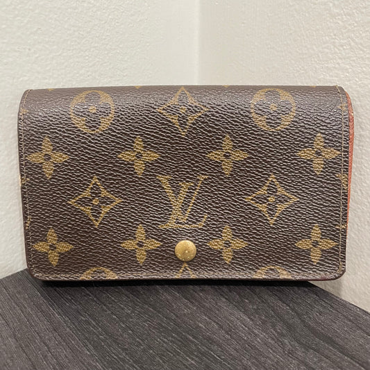 #164 LOUIS VUITTON Monogram Compact Wallet