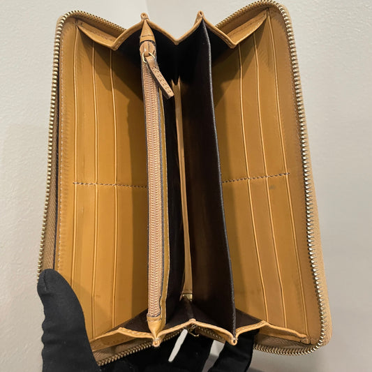 #168 GUCCI Nude GG Leather Zippy Wallet